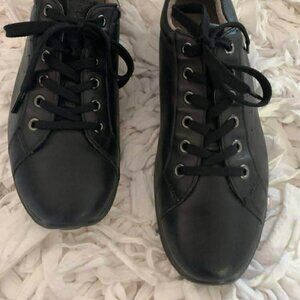 EUC Women's Ecco Black Leather Sneakers size 40R (9-9.5 US)